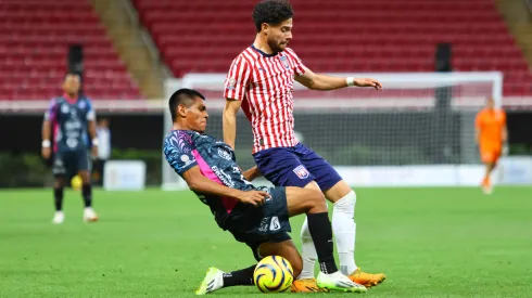 Miguel Mayo y Leonardo Jiménez, durante el partido de la Jornada 9 del Torneo Clausura 2024 de la Liga de Expansión, entre Tapatío y Alebrijes de Oaxaca, en el Estadio Akron.
