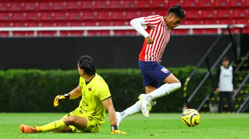 Arturo Palma regatea al guardameta en el partido de la Jornada 9 del Torneo Clausura 2024 de la Liga de Expansión MX, entre Tapatío y los Alebrijes de Oaxaca.
