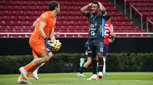 Julio Cruz lamenta la ocasión perdida en el último partido entre Tapatío y Alebrijes de Oaxaca en la jornada 9 del Torneo Clausura 2024.
