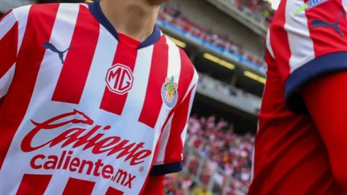 La camiseta de Chivas, a detalle.
