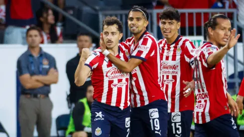 Los jugadores de Chivas de Guadalajara festejan contra LA Galaxy, en el partido de Leagues Cup.
