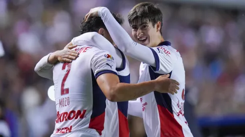 Alan Mozo y Armando González festejan contra Querétaro, en la Jornada 3 de la Liga MX.
