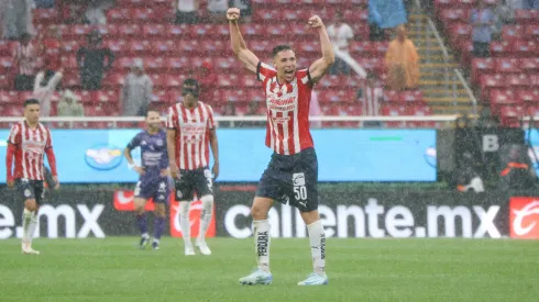 Mateo Chávez festeja uno de los goles de Chivas de Guadalajara contra Mazatlán, en la Jornada 4 de la Liga MX.
