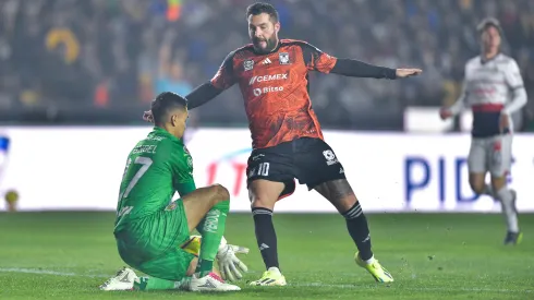 Raúl Rangel enfrenta a André-Pierre Gignac en el último partido entre Tigres UANL y Chivas de Guadalajara.
