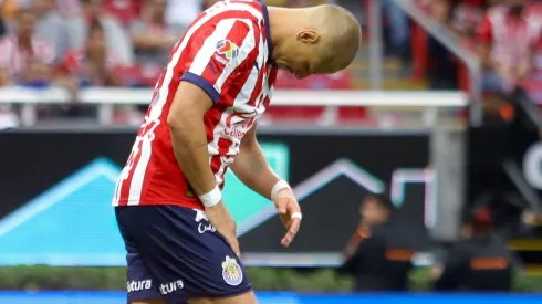 Chicharito Hernández no entrenó al parejo en Chivas.
