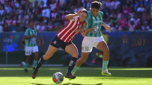 Adriana Iturbide controla el balón ante la marca de Fernanda Pinilla, en el partido de la Jornada 8 del Torneo Clausura 2024 de la Liga MX Femenil, entre León y Chivas de Guadalajara.
