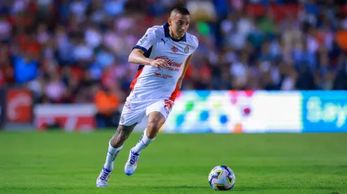 Roberto Alvarado durante el partido de la Jornada 3 del Torneo Apertura 2024 de la Liga MX, entre Querétaro y Chivas.
