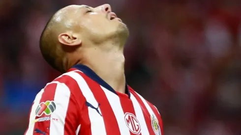 Chicharito lamenta una falla en juego de Chivas.
