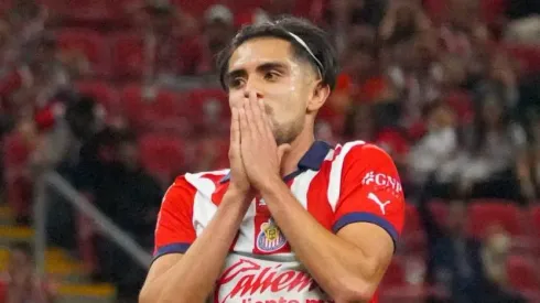 Ricardo Marín, tundido por aficionados de Chivas.
