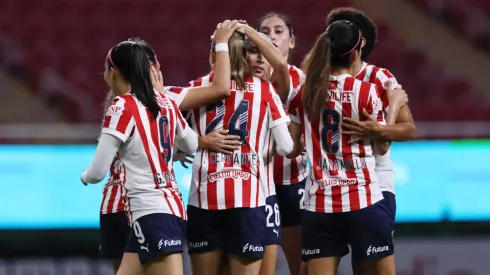 Las jugadoras de Chivas de Guadalajara festejan el gol frente a León, en el duelo pendiente de la Jornada 2 de la Liga MX Femenil.
