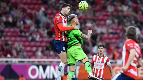 Antonio Briseño pelea el balón con Francisco Calvo, en el último partido entre Chivas de Guadalajara y los Bravos de Juárez.
