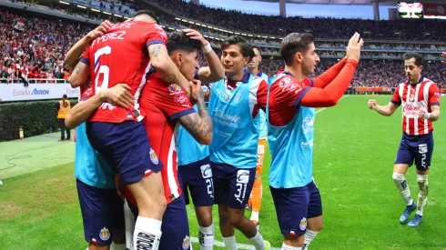 Los jugadores de Chivas festejan el gol durante el partido de la Jornada 6 del Torneo Clausura 2024 de la Liga MX, ante los Bravos de Juárez.
