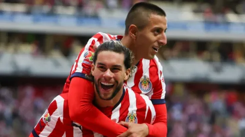 Piojo y Cowell celebran un gol para Chivas.
