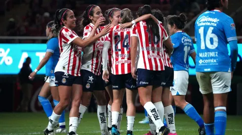 Festejan Chivas Femenil triunfo ante La Máquina.
