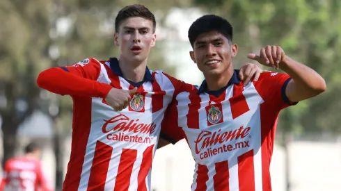 Armando González y Gael García festejan juntos, en el partido de la jornada 16 del Torneo Clausura 2024 de Liga MX Sub 23, entre las Chivas de Guadalajara y Querétaro.
