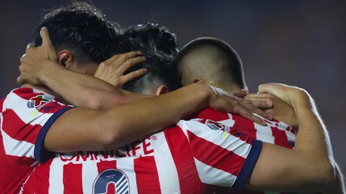 Los jugadores de Chivas se abrazan en el festejo del gol de Roberto Alvarado a Tigres UANL.
