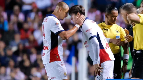 Chicharito se retira del campo de juego y le deja su lugar a Armando González, en el duelo entre Chivas y Querétaro.
