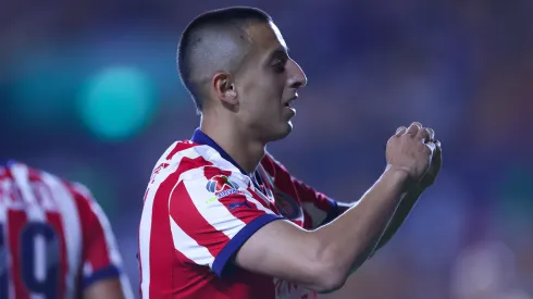 Roberto Alvarado celebra su gol para Chivas de Guadalajara vs Tigres UANL.
