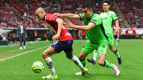 Roberto Alvarado ante la marca de José García en el partido entre Chivas y Juárez en la fecha 6 del Clausura 2024.
