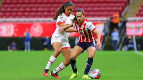 Samantha Calvillo y Carolina Jaramillo en el partido de la Jornada 4 del Clausura 2024 de la Liga MX Femenil, entre Chivas de Guadalajara y Toluca.
