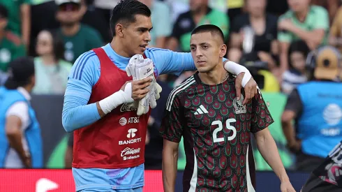 Raúl Rangel y Roberto Alvarado en el amistoso internacional entre México y Brasil, en la previa de la Copa América 2024.
