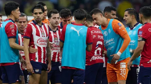 Óscar Whalley vuelve a tener accion con Chivas.
