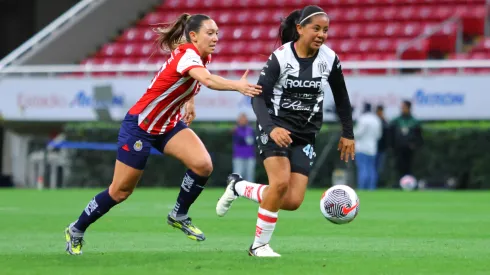 Adriana Iturbide y Jemery Myvett en Chivas vs Necaxa, en la Jornada 9 del Clausura 2024.
