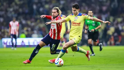 Cade Cowell pelea el balón con Israel Reyes en el último enfrentamiento entre Chivas y América, disputado en el Estadio Azteca.
