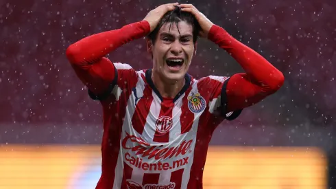 Armando González se mostró con playera de jugador de la Premier League.
