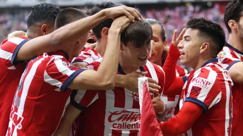 Los jugadores de Chivas de Guadalajara celebran con Armando González el primer gol contra Juárez, en el Apertura 2024 de la Liga MX.
