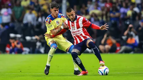 Cristian Calderón y Roberto Alvarado en el último América vs Chivas.
