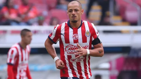 Chicharito Hernández es baja en Chivas.
