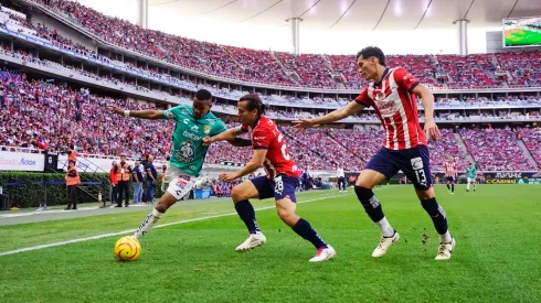 Edgar Guerra y Rubén González disputan el balón en el último enfrentamiento entre Chivas y León en el Estadio Akron.
