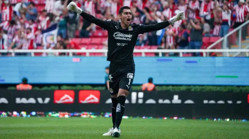 Raúl Rangel festeja uno de los goles de Chivas de Guadalajara contra los Bravos de Juárez.
