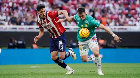 Jesús Orozco y Federico Viñas en el partido Chivas vs Juárez del Clausura 2024.
