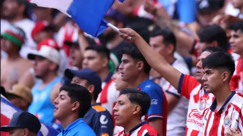 Aficionados de Chivas durante partido de Liga MX.
