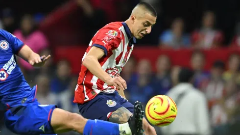 Roberto Alvarado busca su gol ante Cruz Azul.
