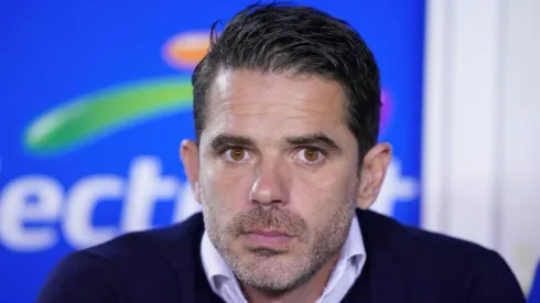 Fernando Gago le reclamó al arbitraje.
