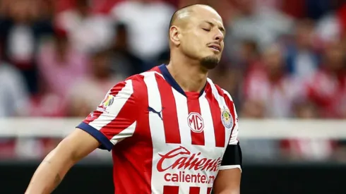 Chicharito se lamenta una jugada.
