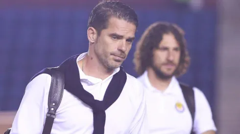 Gago y Coloccini tras juego de Chivas.
