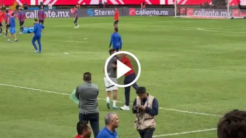 Así fue el saludo entre Chicharito y Tecatito Corona.
