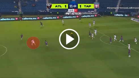 Hugo Camberos casi marca el gol del año.

