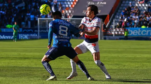 Bryan González y Alan Mozo disputan el balón en el último partido entre Pachuca y Chivas, en la J15 del Clausura 2024.
