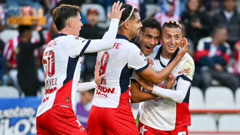 Gilberto Sepúlveda festeja el gol junto a sus compañeros de las Chivas, en el partido ante Pachuca en la J12 del Apertura 2024.
