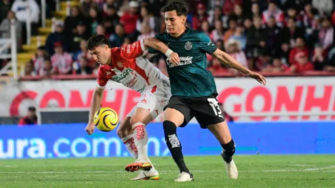 José Paradela y Jesús Orozco Chiquete en el encuentro entre Chivas y Necaxa en la J9 del Clausura 2024, juego disputado en el Estadio Victoria.
