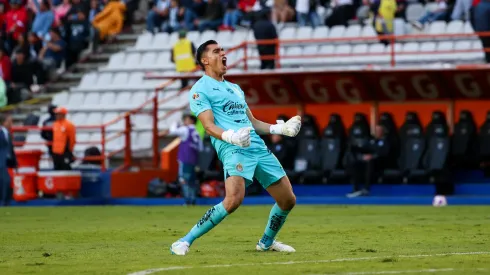 Raúl Rangel festeja uno de los goles de Chivas contra Pachuca, en la J12 del Apertura 2024.
