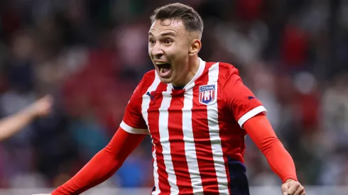 Saúl Zamora levanta la mano para subir a Chivas.
