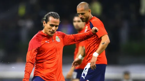 Oso González y Chicharito, los más veteranos de Chivas.
