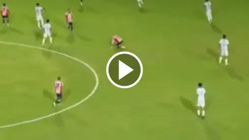 La curiosa caída de Chicharito.
