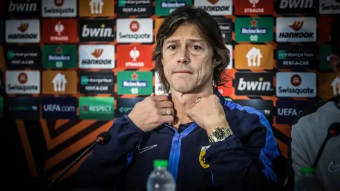 Almeyda seguirá como entrenador de AEK Atenas.
